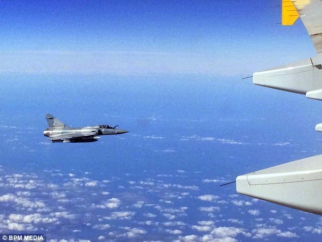 Chien dau co Phap chan may bay cho khach hinh anh