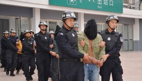 Trung Quoc bat nhom buon co dau khuyet tat hinh anh