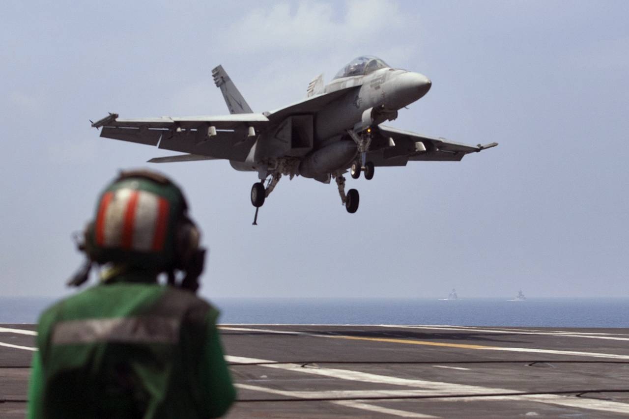 Một chiến đấu cơ Mỹ đáp xuống sàn của tàu sân bay 