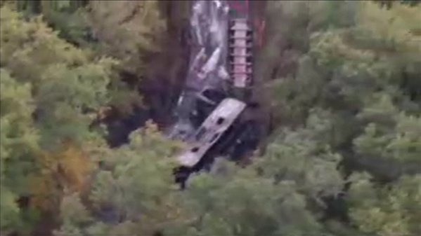 Xe khach dam vao xe tai o Phap, 42 nguoi chet hinh anh