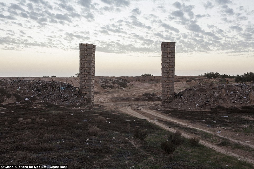 Người dân thành phố Zarzis đưa tử thi những người di cư tới một bãi rác cách thành phố 8 km để chôn