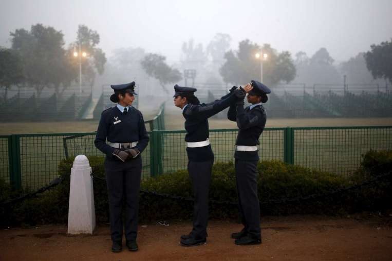 An Do cho phep nu gioi lai may bay chien dau hinh anh