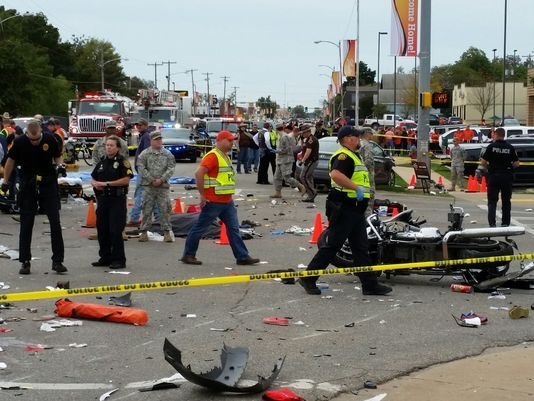 'Xe dien' lao vao dam dong o My, 4 nguoi chet hinh anh