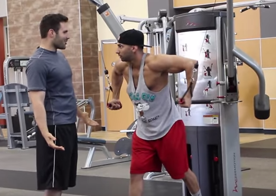 Anh chang ngang nguoc trong phong tap gym hinh anh