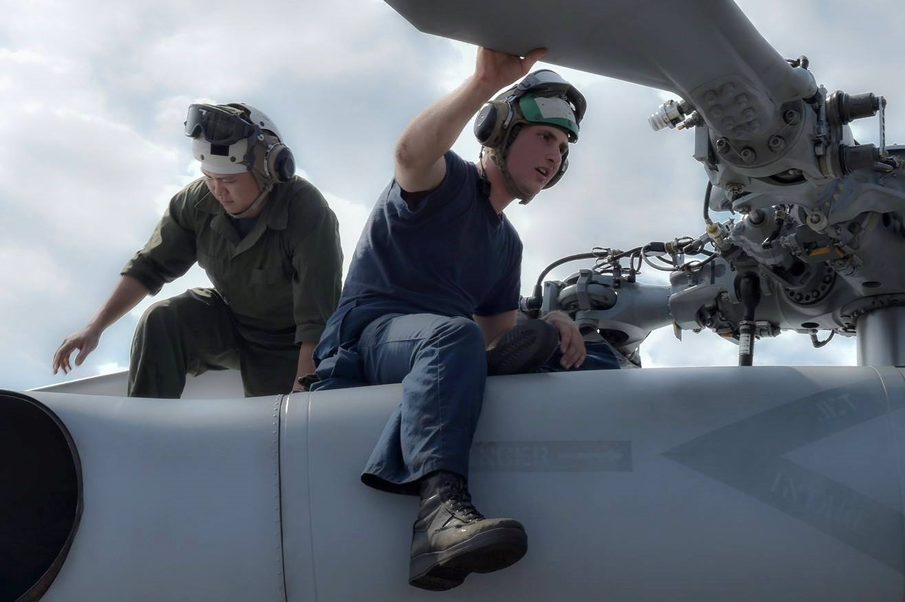 Cuoc song tren chien ham My ap sat dao nhan tao hinh anh