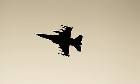 F-16 cua Dan Mach lao xuong bien khi dang dien tap hinh anh