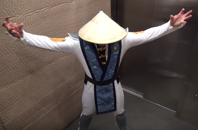 Ga khung doa nguoi trong thang may hinh anh