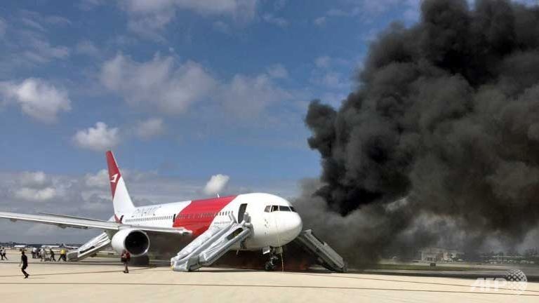 May bay My chay tren duong bang hinh anh