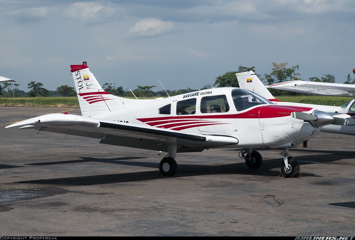 Khong tac buoc may bay Colombia chuyen huong hinh anh