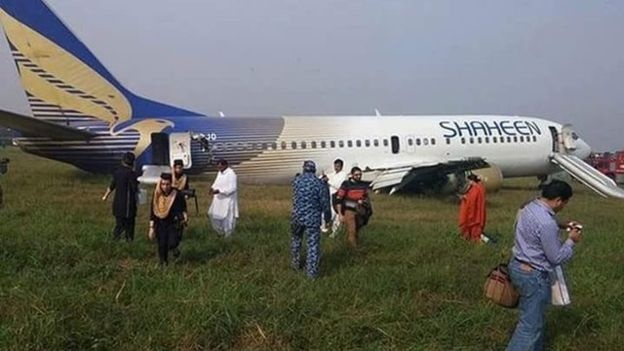 Hành khách rời khỏi máy bay sau sự cố trên đường băng. Ảnh: BBC