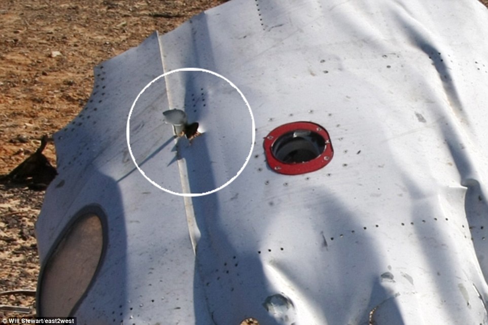 Phat hien nhieu lo thung nghi do bom tren than may bay Nga hinh anh