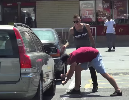 Thanh nien gia vo lay banh xe hinh anh