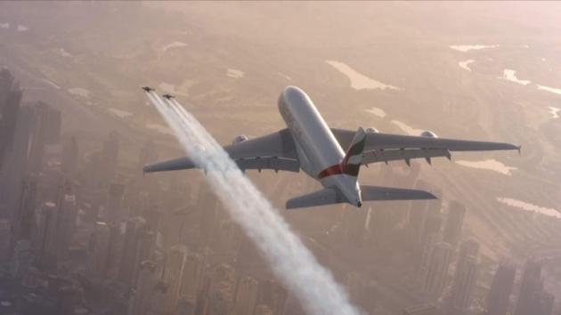 Nguoi mac do bay dua cung phi co A380 hinh anh