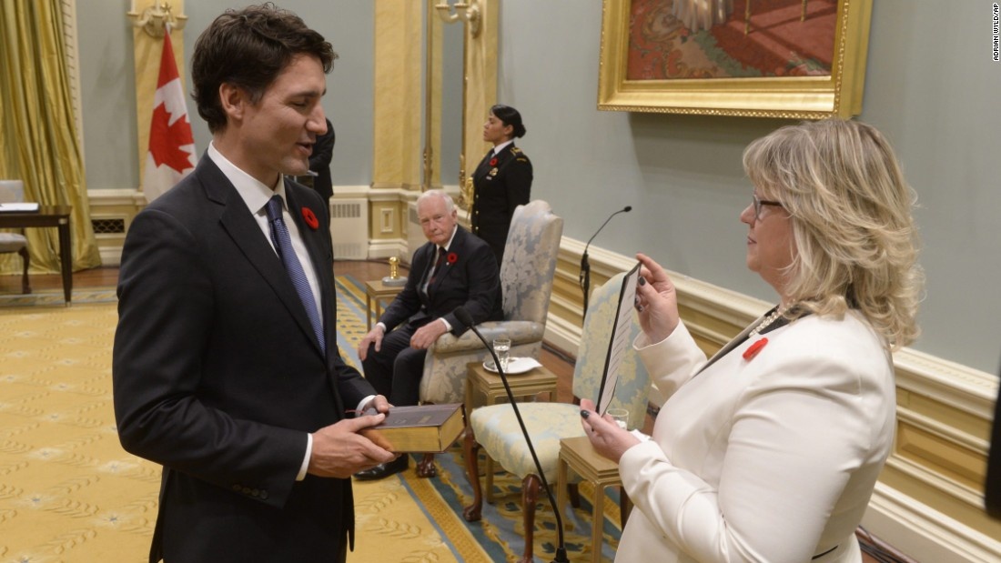 Tân Thủ tướng Canada Justin Trudeau đọc lời thề khi ông tuyên thệ nhậm chức tại hội trường lớn Rideau ở thủ đô Ottawa hôm 4/11. Vừa nhậm chức, ông Trudeau đã có những thay đổi lớn trong nội các khi bổ nhiệm một nửa bộ trưởng là phụ nữ. Hôm 5/11, tân thủ tướng Canada còn gây chú ý khi sử dụng xe buýt để đi làm trong ngày đầu tiên trên cương vị mới. Ảnh: AP
