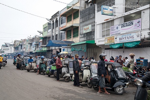 Hang loat tran dong dat xay ra o Indonesia hinh anh