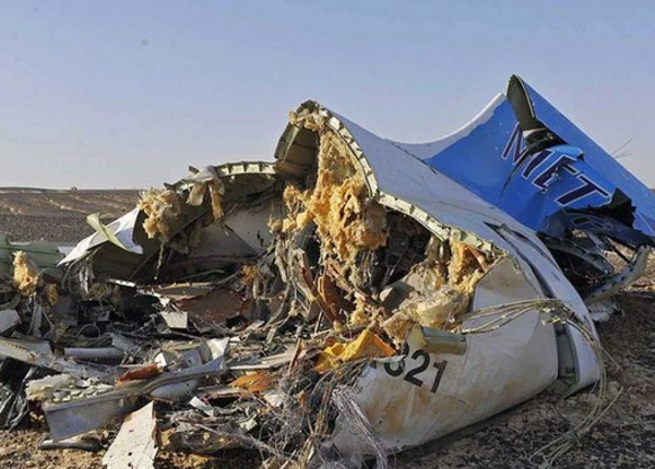 Phat hien lo thung bat thuong o duoi may bay Nga gap nan hinh anh