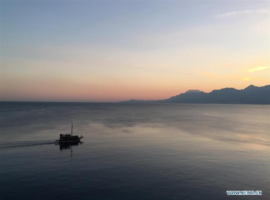 Cảnh bình minh trên biển.