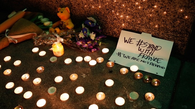 Ngay den toi cua nuoc Phap sau vu tan cong lien hoan hinh anh