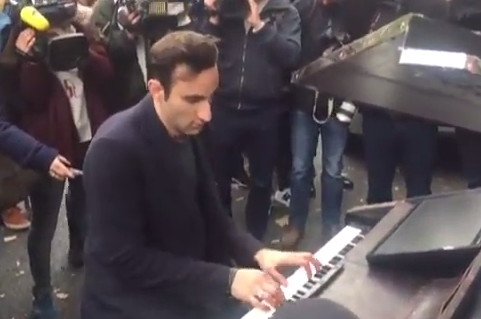 Thanh nien choi dan piano o hien truong vu tham sat hinh anh