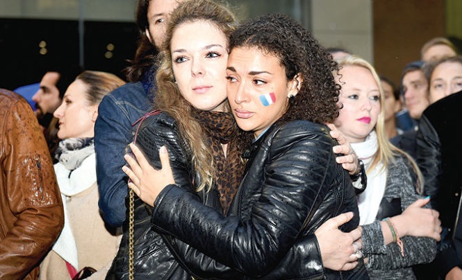 Dem trang o nha hat Bataclan hinh anh