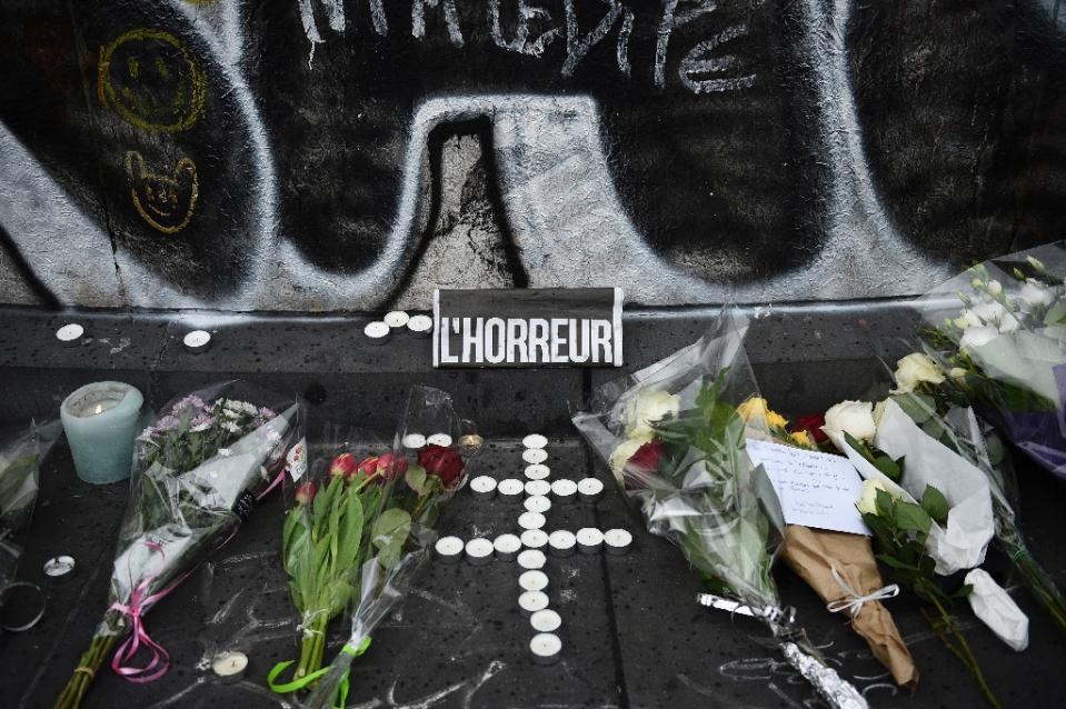 Ho chieu Syria trong vu khung bo Paris la cua nguoi ti nan hinh anh