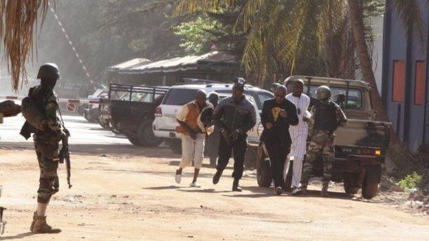 Người dân sống xung quanh khách sạn sơ tán. Ảnh: AP