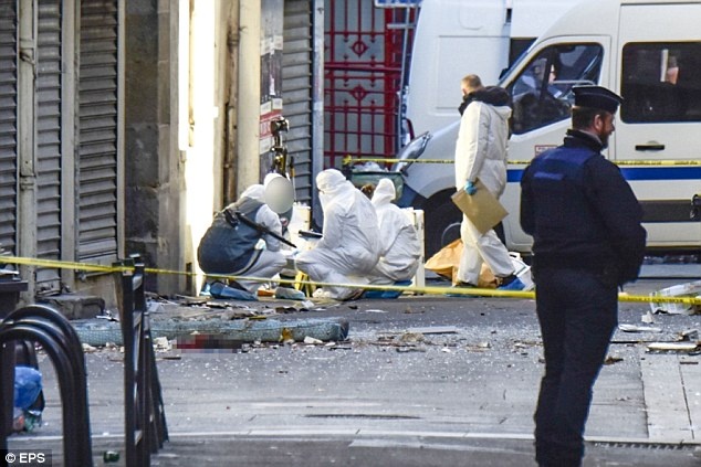 Nu khung bo Paris khong tu kich no bom hinh anh