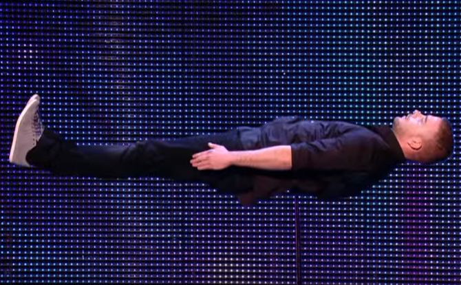 Ao thuat gia nam tren mui kiem hinh anh