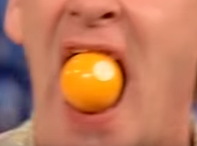 Anh chang nuot do vat nhu uong nuoc hinh anh