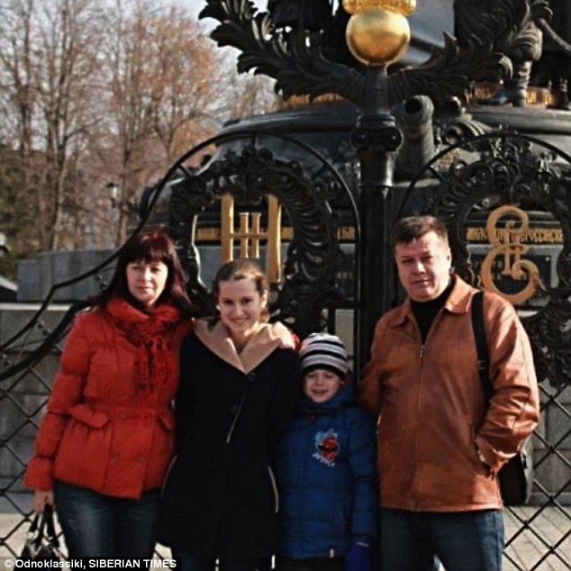 Peskov chụp ảnh cùng vợ và hai con trai.