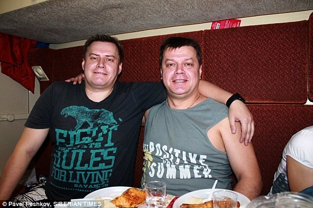 Oleg Peskov (bên phải) và em trai Pavel Peskov.