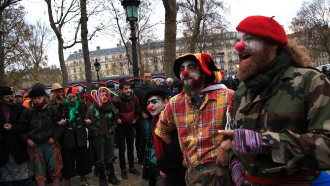 Những người tham gia cuộc biểu tình chống COP21 hóa trang thành chú hề