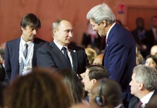 Ngoại trưởng Mỹ John Kerry trò chuyện với Tổng thống Nga Vladimir Putin trong hội trường. Ảnh: