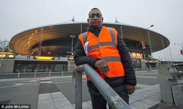 Nguoi hung cuu nuoc Phap khoi vu danh bom o san van dong hinh anh