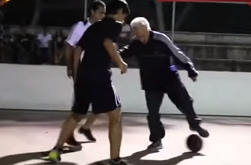 San bong nao loan boi ky nang sieu dang cua cu gia hinh anh