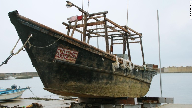 Nhat dieu tra nhung con tau bi an dat vao bo bien hinh anh