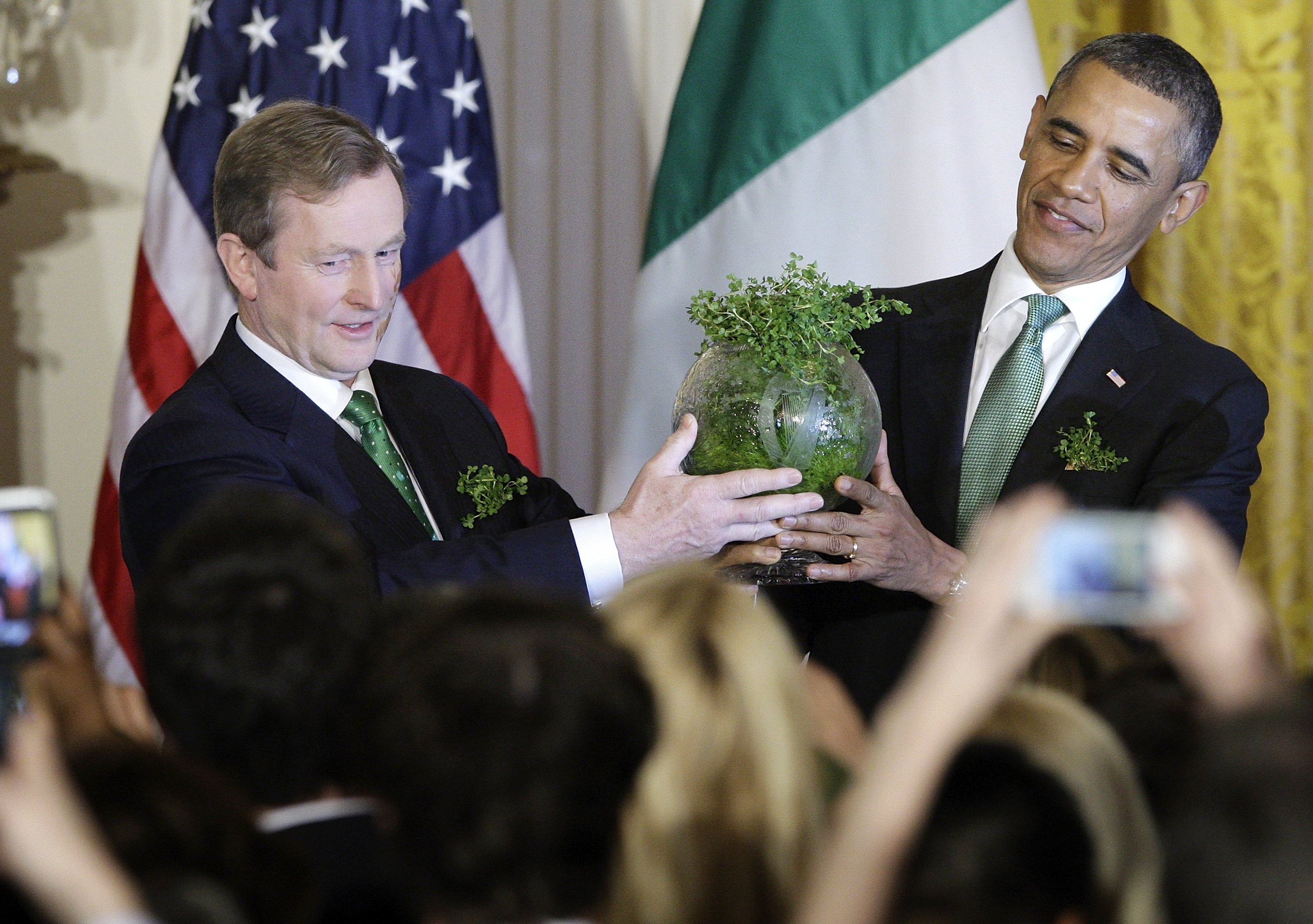 Thủ tướng Ireland Enda Kenny tặng ông Oabama một bình cây shamrock tại Nhà Trắng năm 2013. Ảnh: Reuters