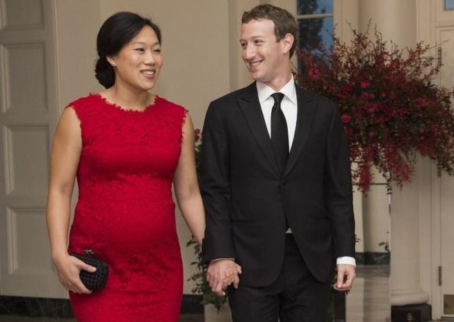 Mark Zuckerberg và vợ Priscilla Chan. Ảnh: AFP