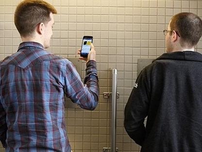 Sai lam ai cung mac khi dung nha ve sinh hinh anh