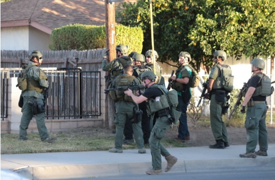 Cảnh sát có mặt tại hiện trường vụ nổ súng. Ảnh: NY Times