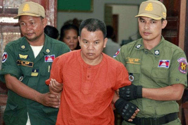 Bac si lanh 25 nam tu vi khien 200 nguoi nhiem HIV hinh anh