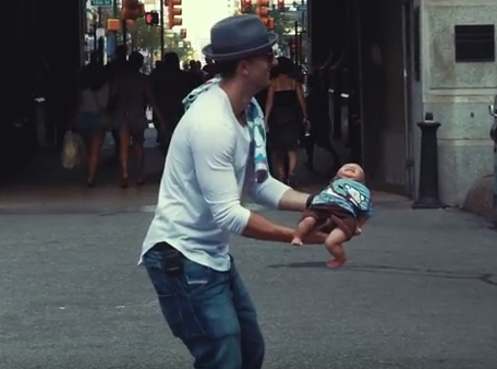 Cha tung con tren pho hinh anh