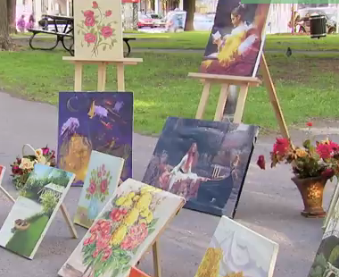 Bay tranh giua pho hinh anh