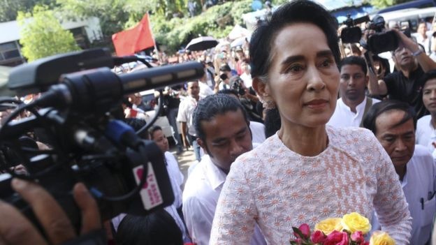 Cuu lanh dao quan su Myanmar hua ho tro ba Aung San Suu Kyi hinh anh