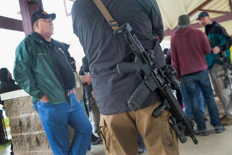 Nhiều người Mỹ nói rằng họ muốn mua súng để tự vệ. Ảnh minh họa: AFP