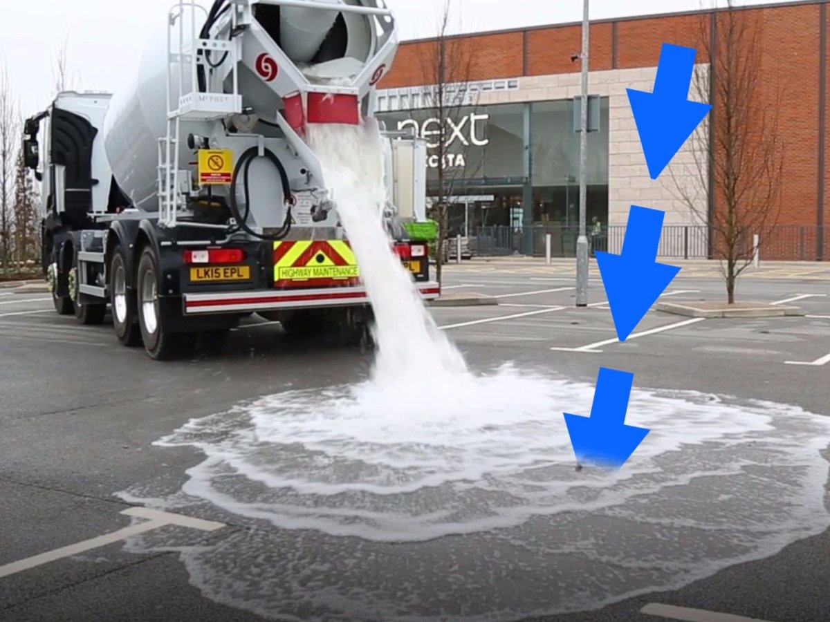  Đầu năm nay, công ty vật liệu xây dựng Tarmac của Anh giới thiệu loại bê tông thần kỳ có thể hút gần 4.000 lít nước trong một phút. Đây được coi là giải pháp hữu ích khi xảy ra lũ lụt, đặc biệt ở những vùng dễ bị ngập nước.  Bê tông Topmix được làm từ vật liệu phủ siêu thấm, các lỗ nhỏ trên bề mặt có chức năng thấm hút nước một cách nhanh chóng. Topmix hiện được sử dụng tại một sân golf và một bãi đỗ xe ở Anh. 