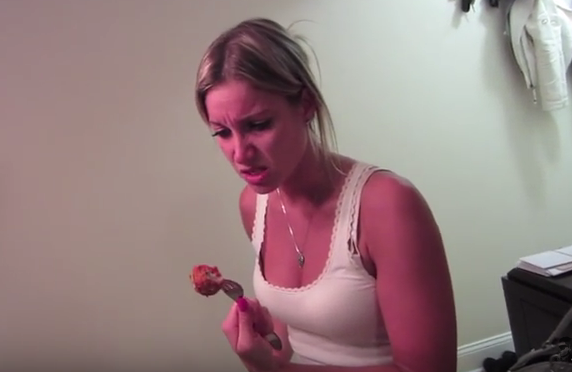 Con trung trong mon an hinh anh