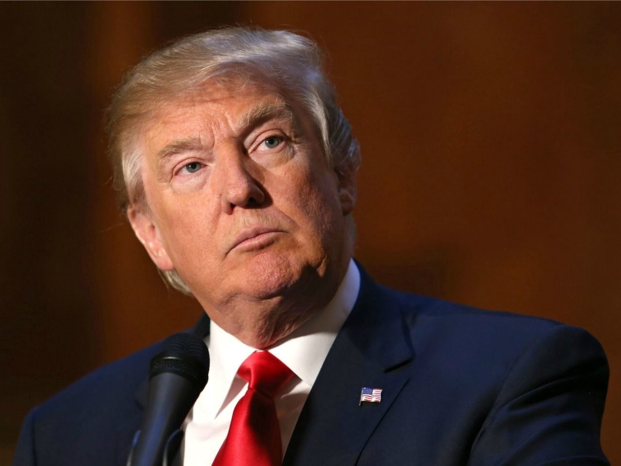 Ông trùm bất động sản và truyền hình thực tế Donald Trump là người chiếm ưu thế trong nhóm các ứng viên tổng thống muốn giành đề cử của đảng Cộng hòa trong cuộc chạy đua vào Nhà Trắng năm 2016. Tỷ phú 68 tuổi gây tranh cãi với các ý kiến gây sốc về tình trạng di cư, kiểm soát súng và phụ nữ. Trước đó, vào năm 2000 và 2012, tỷ phú 68 tuổi từng nêu ý định tranh cử, nhưng sau đó được xác nhận chỉ là lời nói đùa. Ông Trump hiện sở hữu khối bất động sản, sân golf và nhiều tài sản khác có giá trị lên tới hàng tỷ USD. Ảnh: AP