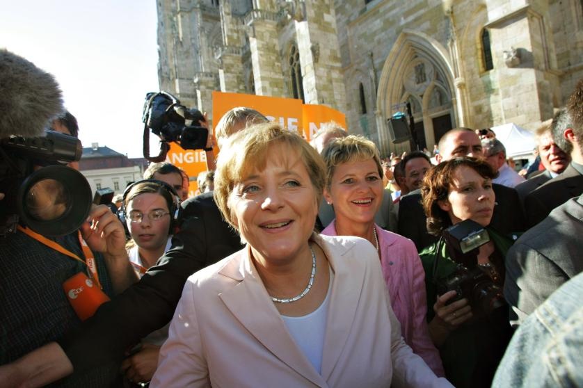 Tháng 5/2005, Merkel trở thành đối thủ của Thủ tướng Gerhard Schroder trong cuộc tổng tuyển cử. Tài lãnh đạo hiệu quả đã giúp bà khẳng định vị trí giành được sự ủng hộ của người dân. Merkel nhậm chức Thủ tướng Đức ngày 22/11/2005. Trong ảnh, bà Markel tham gia một chiến dịch vận động tranh cử ở Regensburg, Đức. Ảnh: Getty