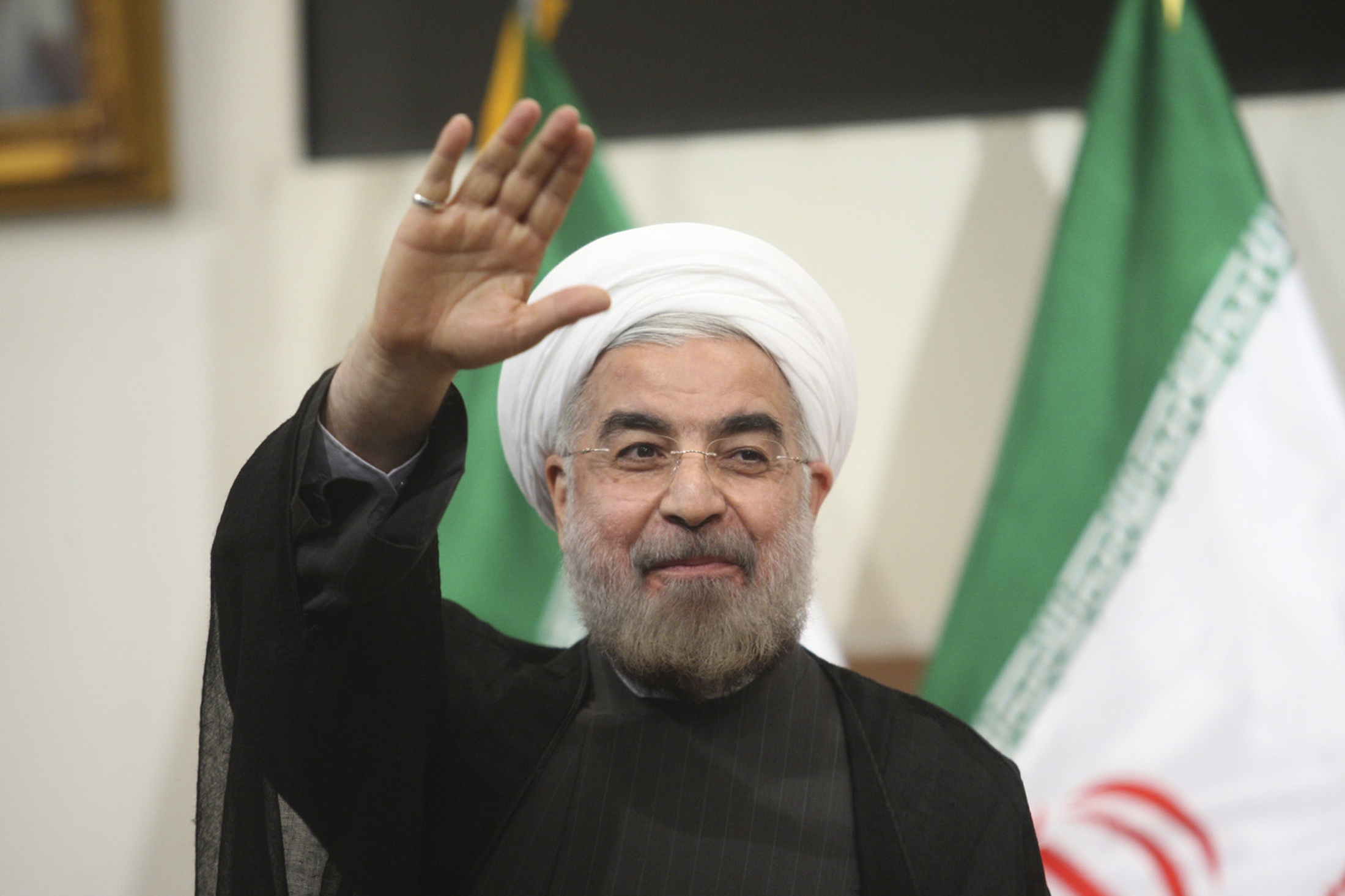Sau hai năm cầm quyền, Tổng thống Iran Hassan Rouhani đã đưa đất nước thoát khỏi tình trạng cô lập và phục hồi nền kinh tế bị tê liệt bởi các biện pháp trừng phạt thông qua việc theo đuổi thỏa thuận hạt nhân với phương Tây. Tháng 10 năm nay, quốc hội Quốc hội Iran thông qua thỏa thuận lịch sử về chương trình hạt nhân mà Tehran đạt được cùng các nhà lãnh đạo thế giới hồi tháng 7. Ảnh: Reuters